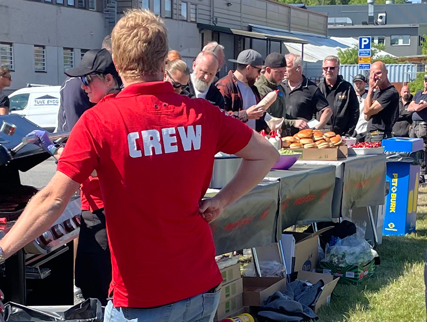 bild på en människor som står i matkö på ett event