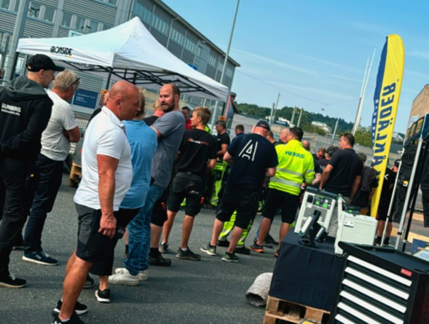 bild på människor som står i kö på ett event