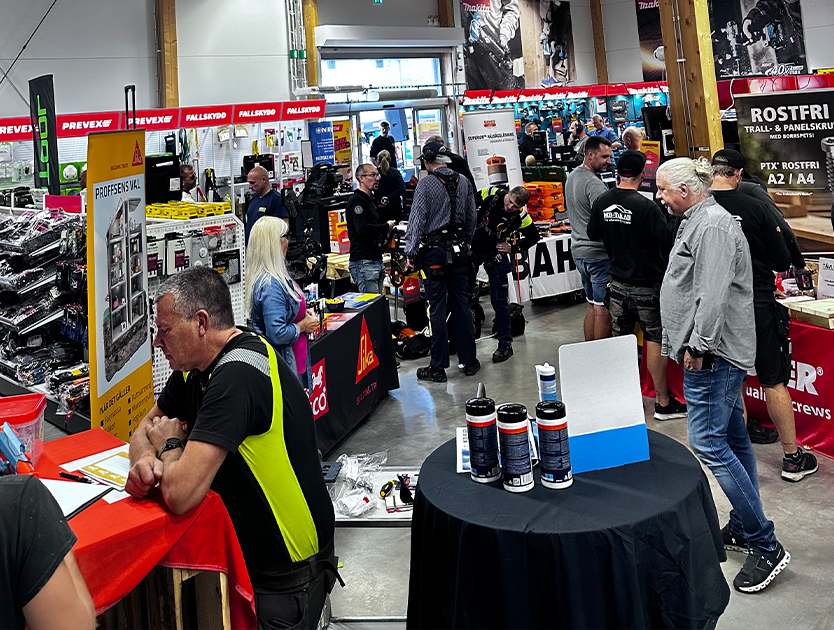 människor i en butik på ett event