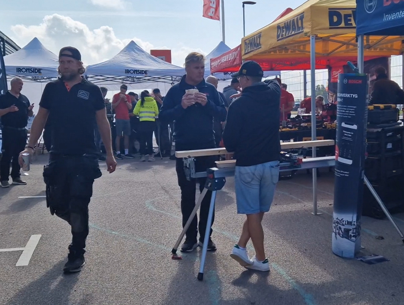 bild på människor utomhus som är på event