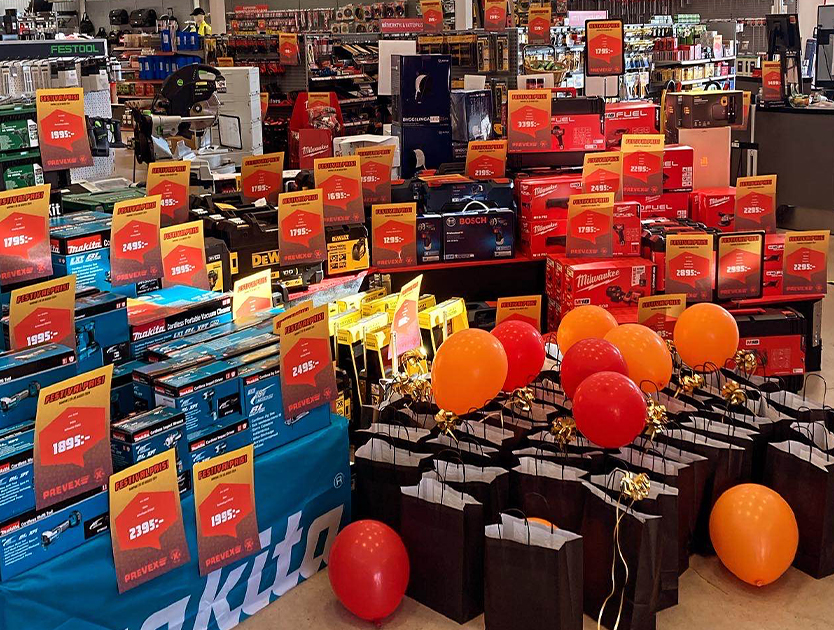 produkter som är dekorerade med prislappar & ballonger inför ett event