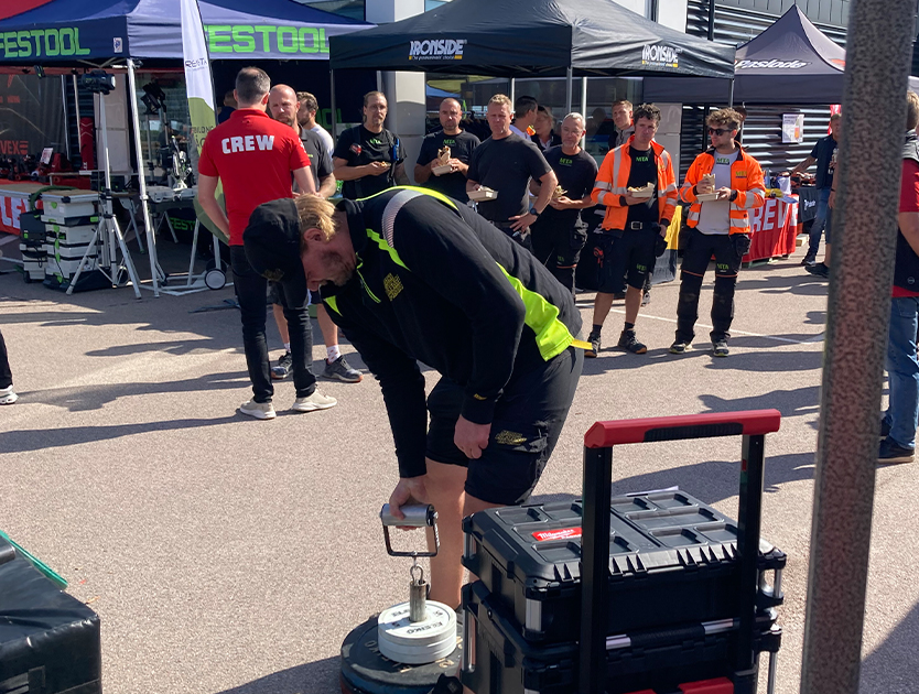 människor på ett event utomhus