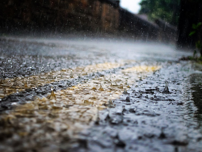 närbild på regn som slår i marken