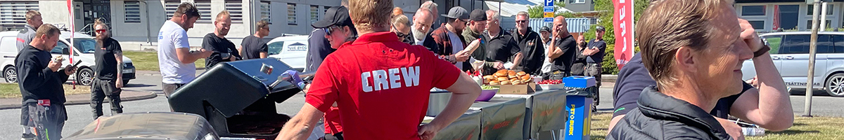 bannerbild på en grupp människor på ett event
