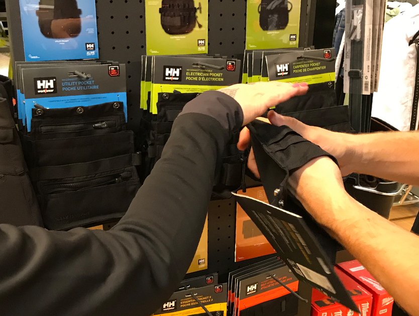 närbild på två händer när dom känner på en produkt från helly hansen